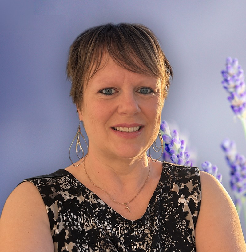 Mme Julie Hamilton